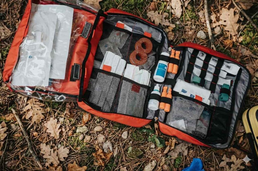 Erste-Hilfe-Set auf dem Waldboden, Symbolbild NAWALO Blog