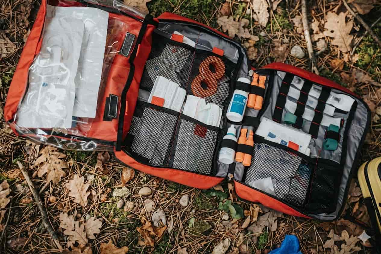 Erste-Hilfe-Set auf dem Waldboden, Symbolbild NAWALO Blog