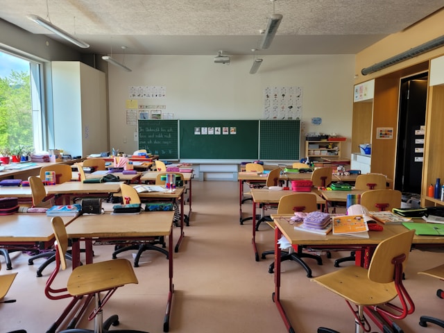 Leeres Klassenzimmer mit Schulmaterial, Symbolbild NAWALO Blog