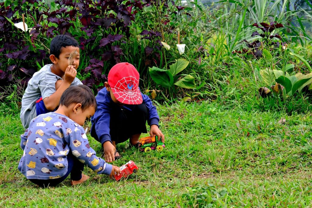 Kinder spielen auf einer Wiese, Symbolbild NAWALO Blog