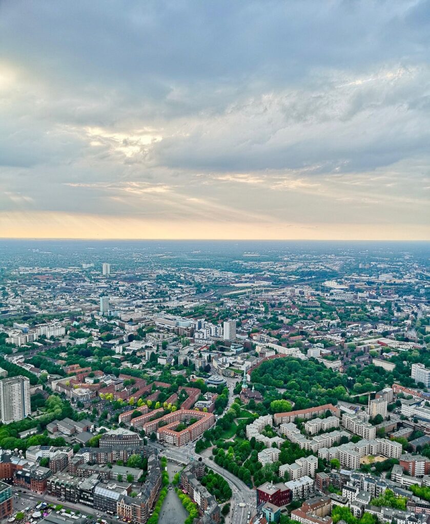Blick von oben auf die Stadt Hamburg, Symbolbild NAWALO Blog