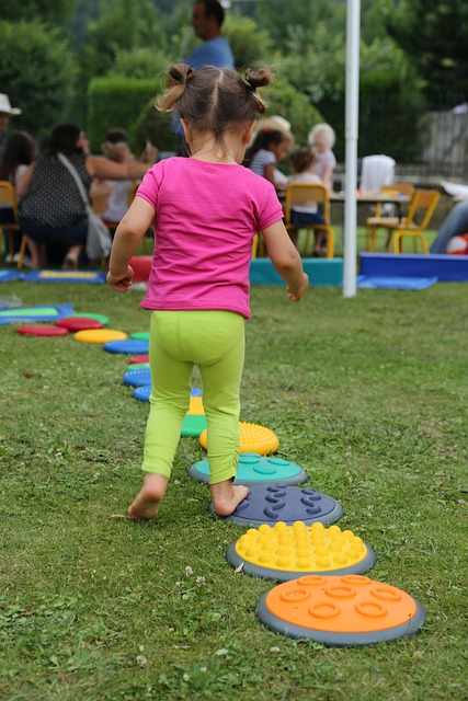 Kind balanciert im Grünen, Symbolbild NAWALO Blog