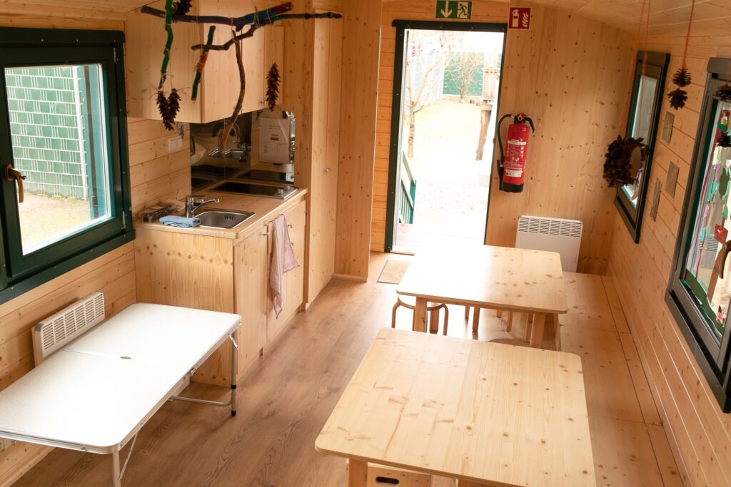 Innenraum eines NAWALO Waldkindergartenwagens der AWO Mettmann