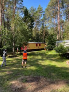 Roter autarker NAWALO Waldkindergartenwagen im Wald bei Jesteburg
