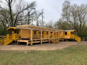 NAWALO Waldkindergartenwagen mit großer Terrasse der Natur-Kita Grashüpfer in Eschweiler