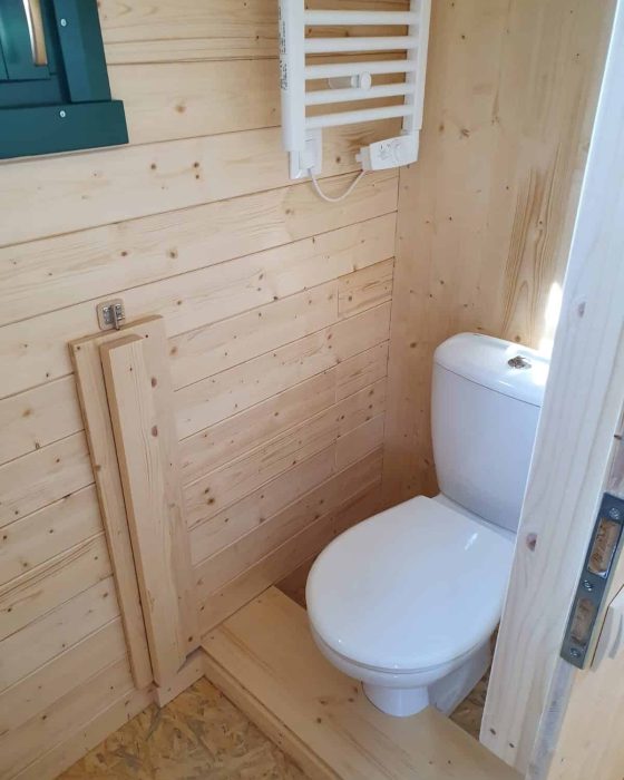 Toilette mit klappbarem Podest für Kinder im NAWALO Waldkindergartenwagen